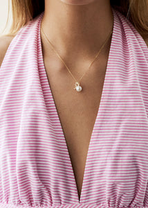 Ung kvinde med halskæde i ægte guld med ferskvandsperler og diamanter fra carré jewellery
