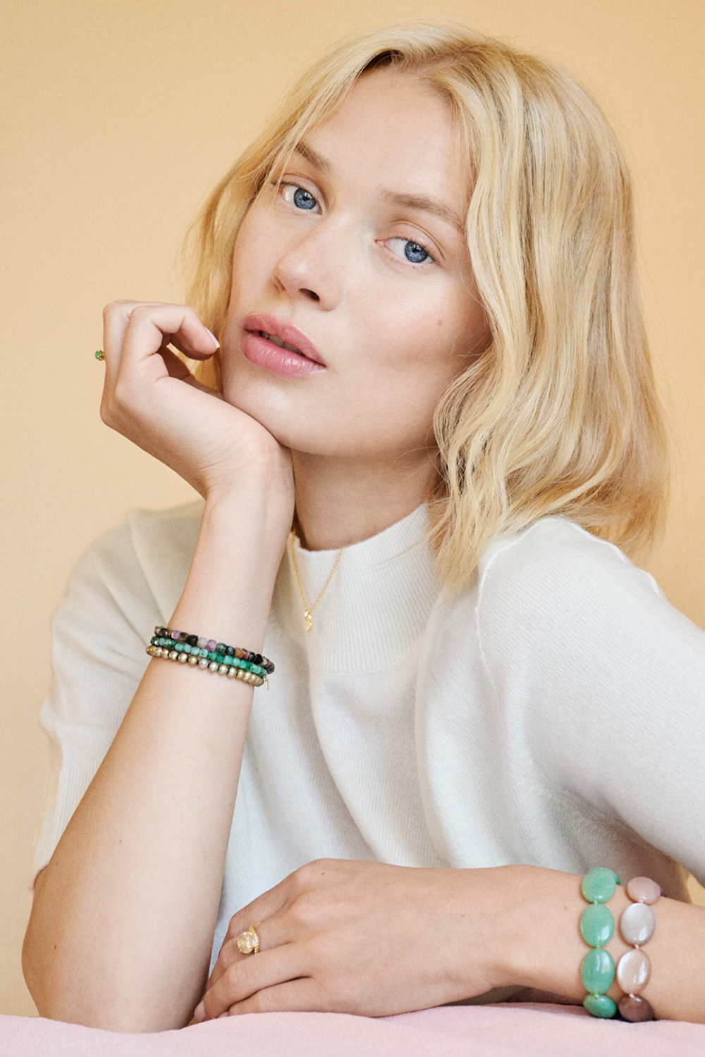 Ung kvinde med slip on armbånd med ægte ædelsten til under 600 kr fra carré jewellery