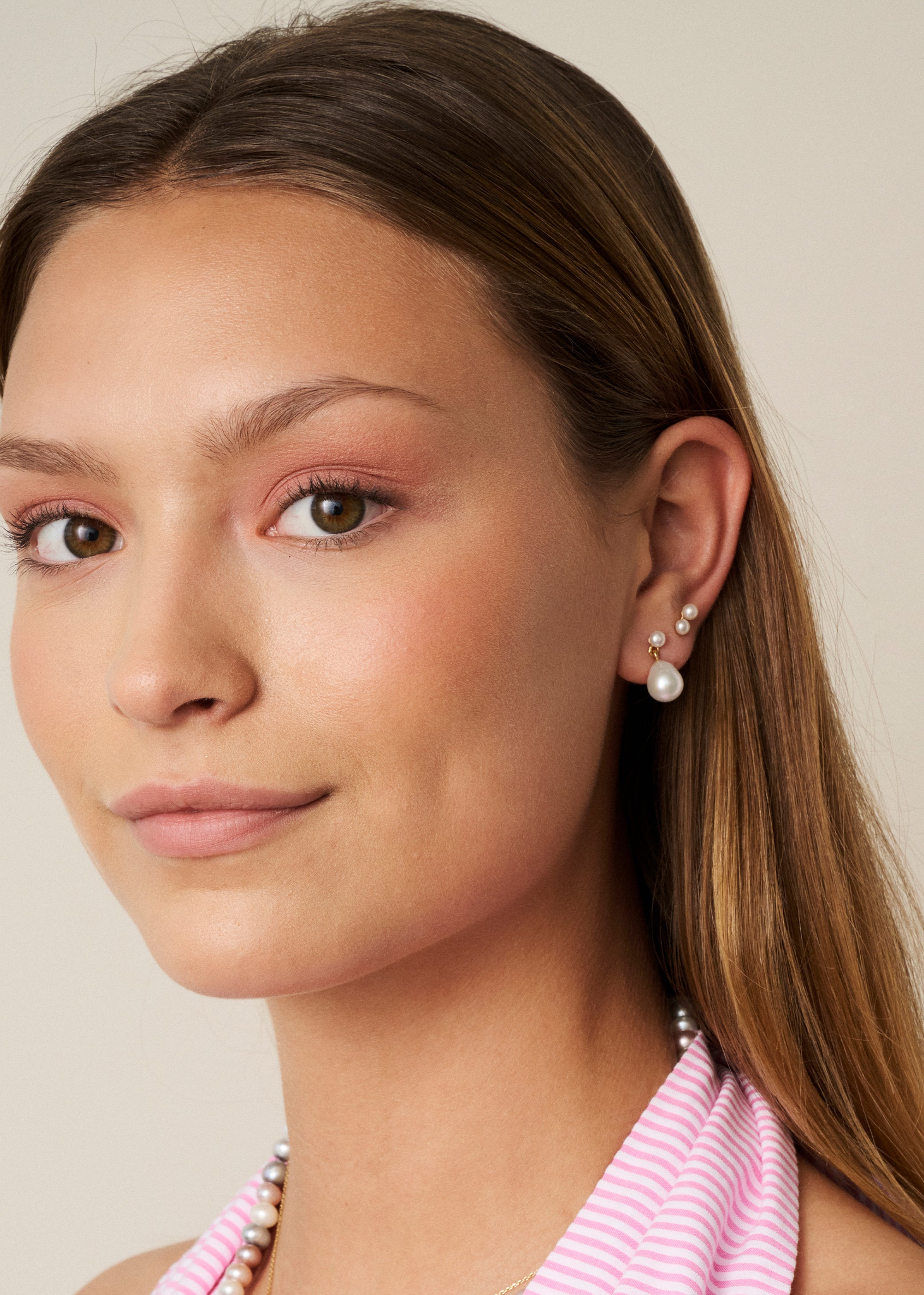 ung kvinde med perleøreringe fra carré jewellery i guldbelagt sterling sølv 