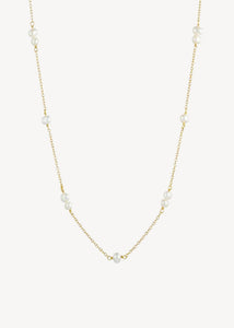 Elegant og klassisk perlehalskæde i guldbelagt sterling sølv i choker stil med hvide ferskvandsperler til konfirmationen og til bryllupssmykker i guld