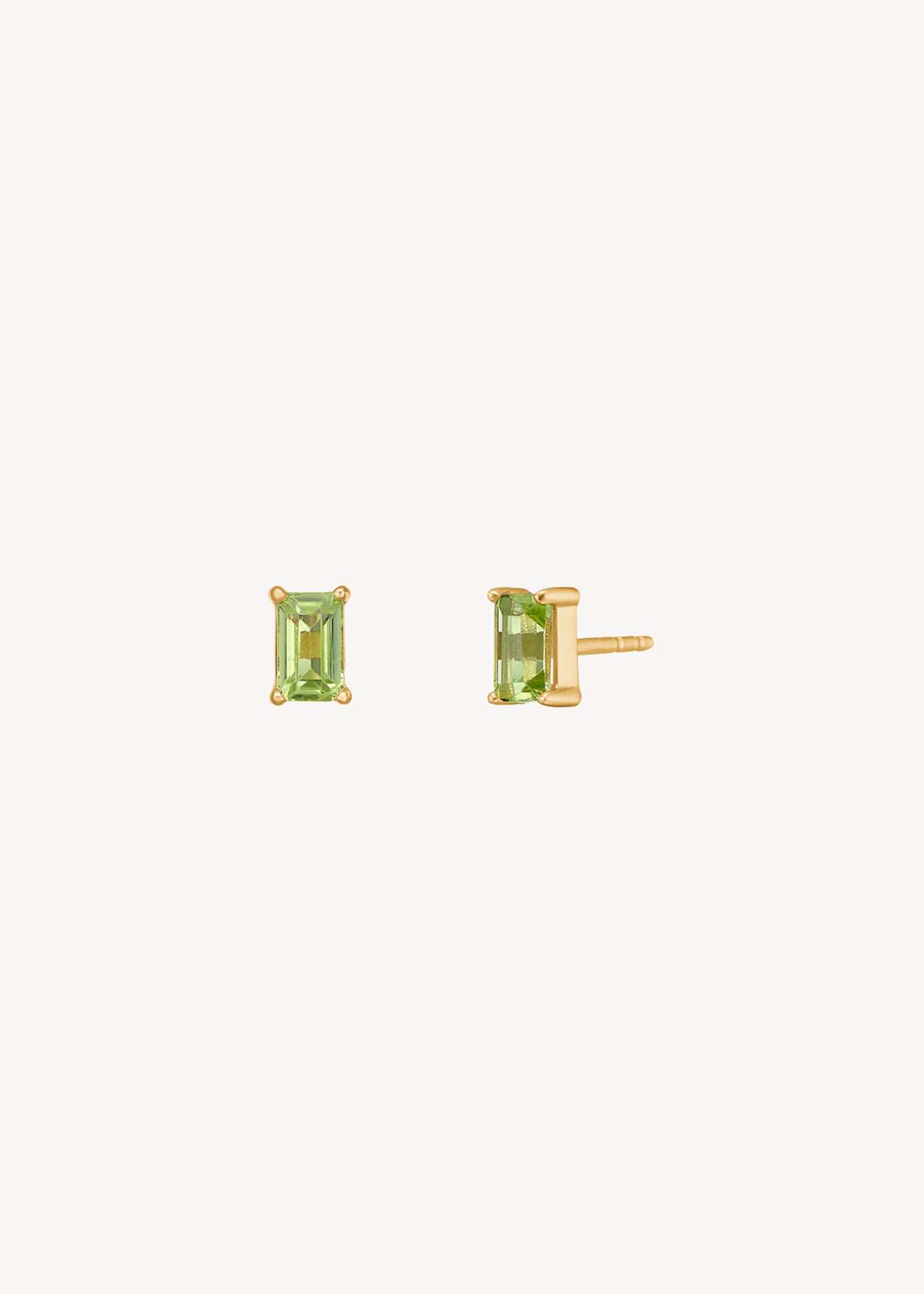 Små ørestikker i guldbelagt sterling sølv med grønne peridot ædelsten, der er augusts fødselssten på tilbud hos carré jewellery