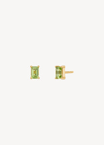 Små ørestikker i guldbelagt sterling sølv med grønne peridot ædelsten, der er augusts fødselssten på tilbud hos carré jewellery