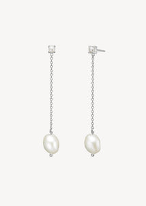 lange hængeøreringe i ægte sterling sølv med ægte ferskvandsperler på en lang kæde fra carré jewellery på udsalg, perfekt gave til hende 