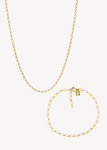 Smykkesæt i guldbelagt sterling sølv med to organisk bølgede figaro rombo kæder - en halskæde i choker stil og et armbånd til nedsat pris. Shop sæt til nedsat pris hos Carré Jewellery.