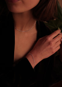 Kvinde med Wave sæt fra carré jewellery i sterling sølv