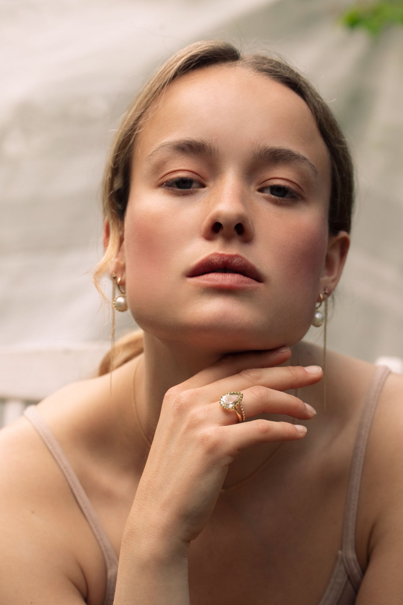 Konfirmand med guld smykker fra carré jewellery sat med ægte ferskvandsperler og prasiolit