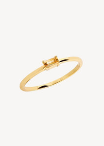 Lille tynd ring i guldbelagt sterling sølv med novembers fødselssten, citrin i smaragdslibning fra carré jewellery 