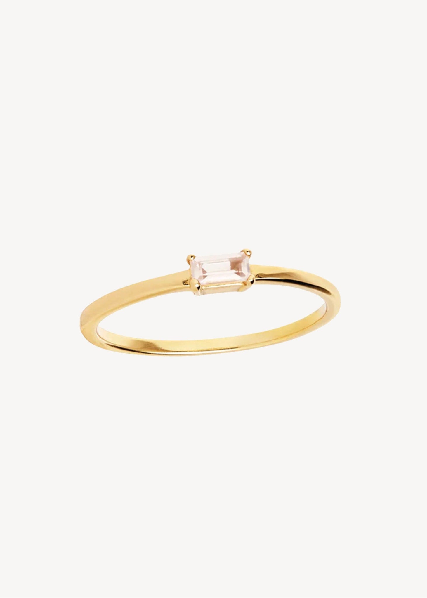 Lille og enkel ring til stacking i guldbelagt sterling sølv fra carré jewellery med en smaragdslebet Rosa Kvarts ædelsten, der symboliserer kærlighed