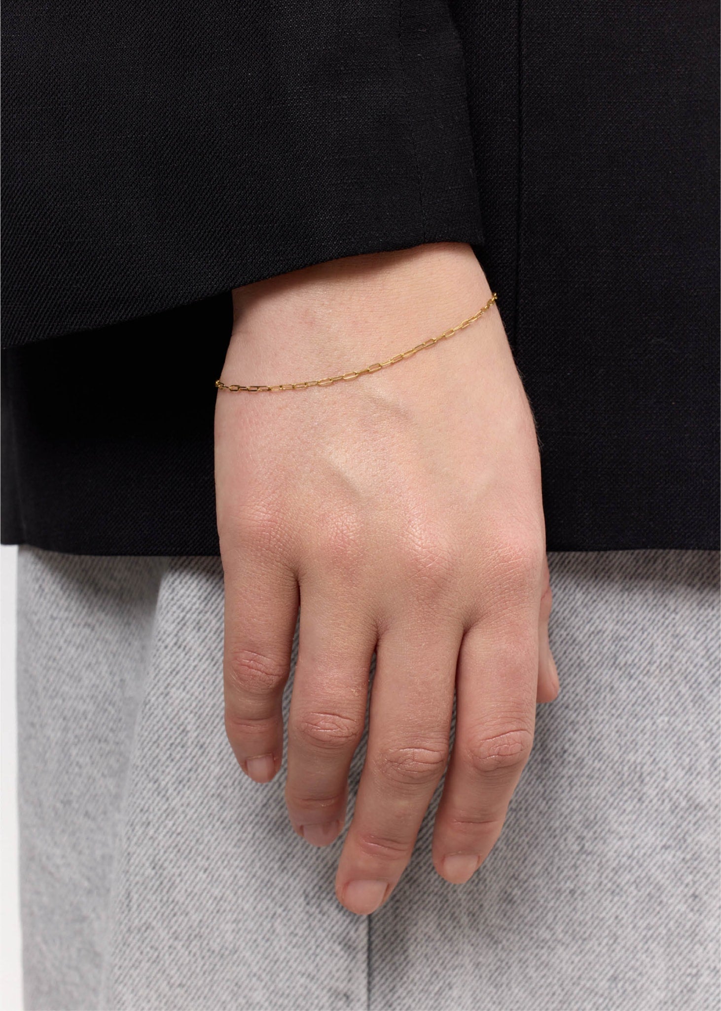 Kvinde med elegant guld armbånd til charms fra carré jewellery 