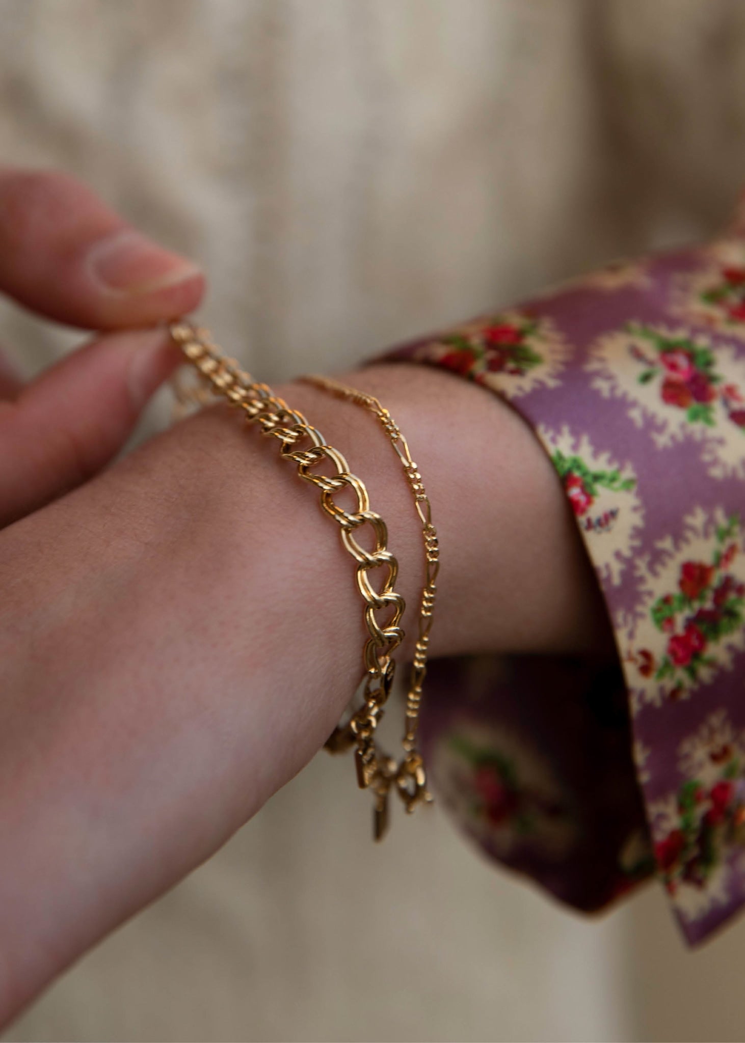 Armbånd i guldbelagt sterling sølv med en klassisk figaro kæde til mænd og kvinder fra carré jewellery, perfekt gave til hende og gave til ham 