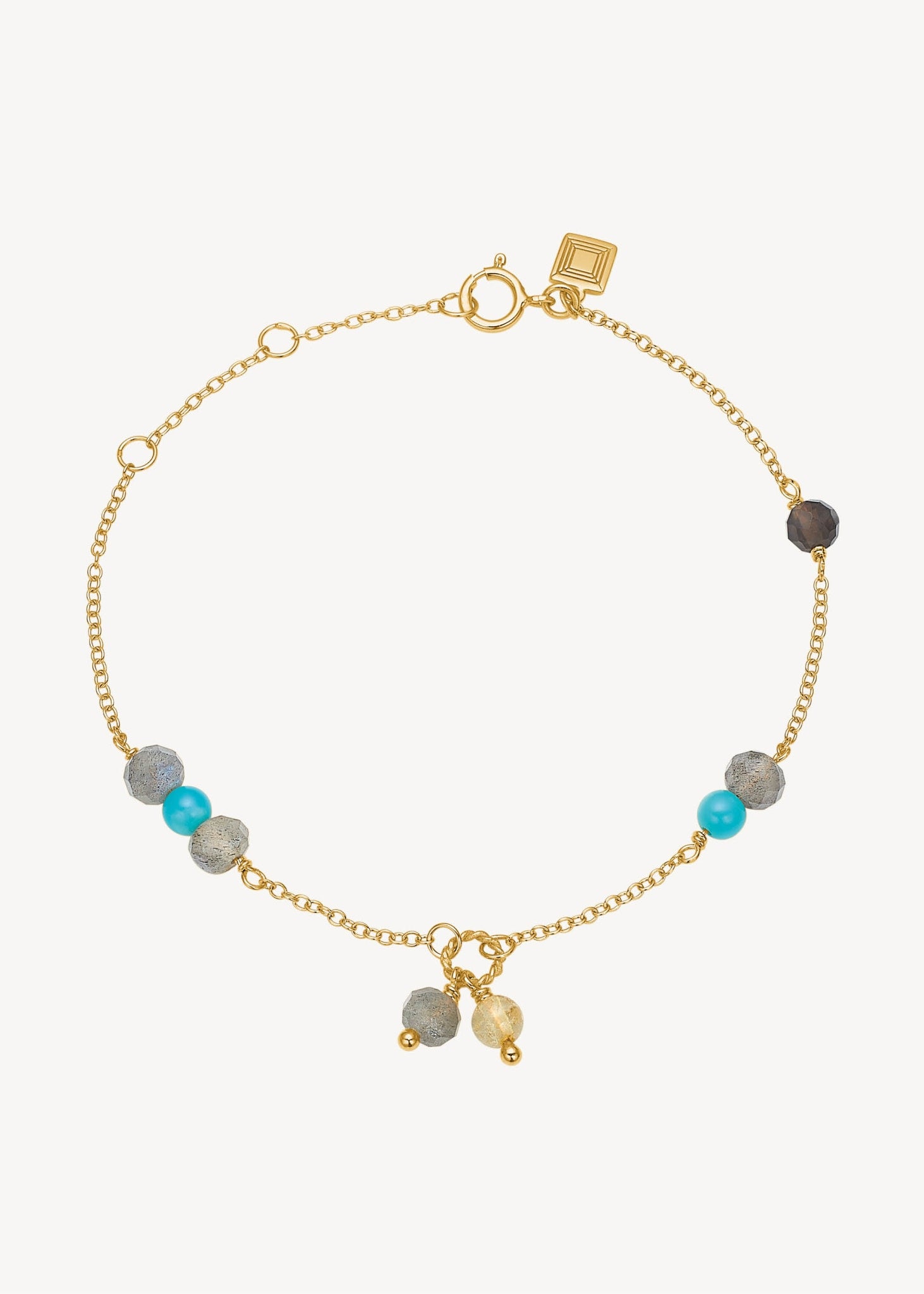 Smukt armbånd i guld med fine kæder og sat med brune kvarts, labradorit, rutil kvarts og turkis ædelsten, perfekt til gaven til hende med ædelsten i guld