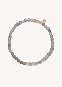 Smukt slip on elastik armbånd med guldbelagt sterling sølv Carré tag sat med facet rondelleslebne labradorit ædelsten til ham og hende, perfekt gave til hende under 900 kr med spirituelle sten