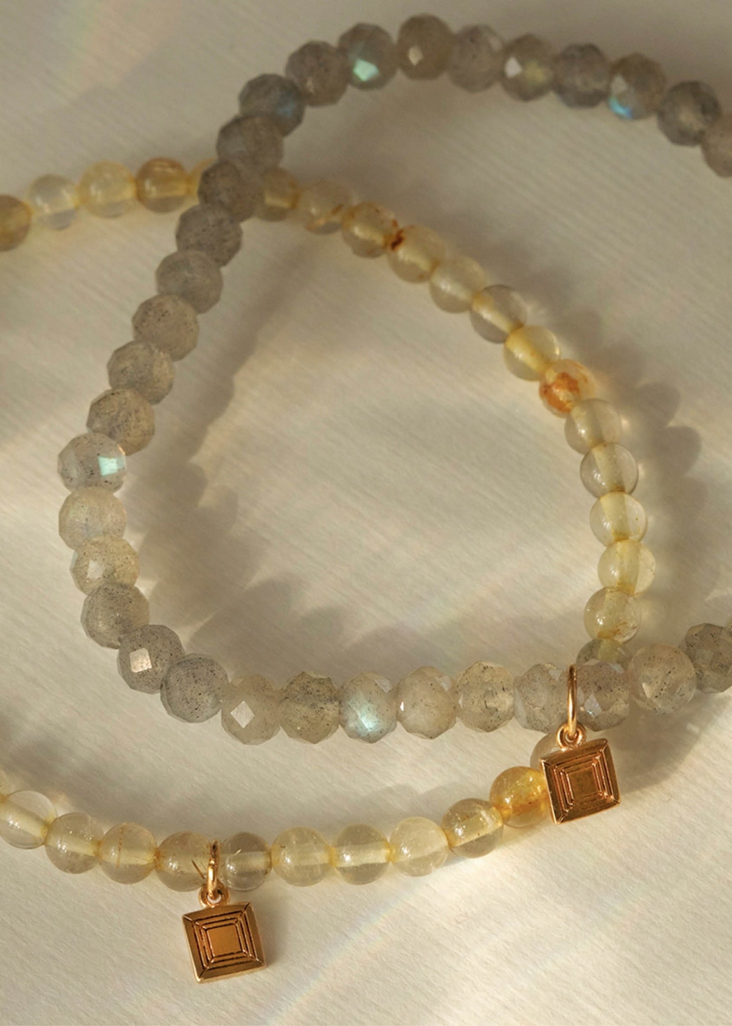 Spirituelle ædelstensarmbånd med labradorit og rutil kvarts ædelsten fra carré jewellery 