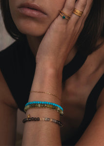 Kvinde med blandede ædelstensarmbånd med spiritualitet og brune ædelsten fra carré jewellery