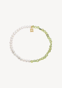 Håndlavet ædelstens veninde slip on armbånd fra carré jewellery lavet med genanvendte ædelsten sat med junis fødselssten ferskvandsperle og augusts fødselssten grøn peridot