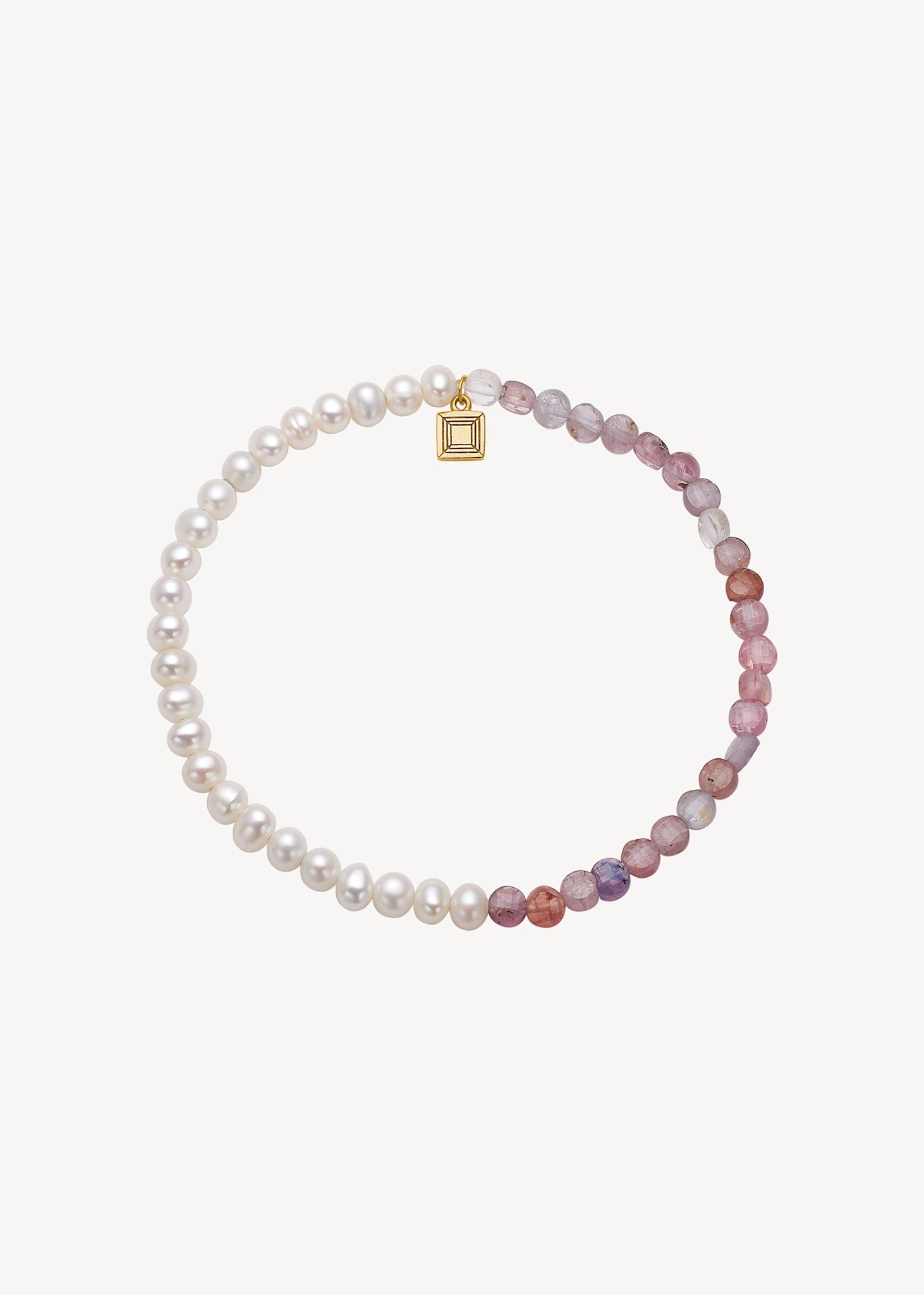 Håndlavet ædelstens armbånd fra carré jewellery lavet med genanvendte ædelsten sat med hvide ferskvandsperler og pink spinel ædelsten