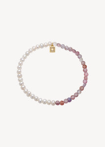 Håndlavet ædelstens armbånd fra carré jewellery lavet med genanvendte ædelsten sat med hvide ferskvandsperler og pink spinel ædelsten