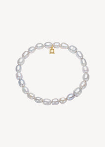 Håndlavet ædelstens veninde slip on armbånd fra carré jewellery lavet med genanvendte ædelsten sat med junis fødselssten grå ferskvandsperle til konfirmationen