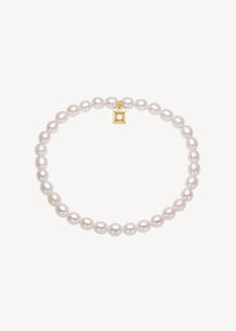 Håndlavet ædelstens veninde slip on armbånd fra carré jewellery lavet med genanvendte ædelsten sat med junis fødselssten hvid ferskvandsperle