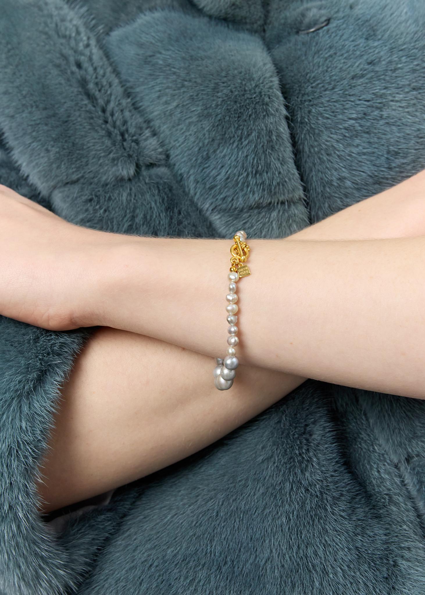 Lotus Armband mit grauen Süßwasserperlen - vergoldet