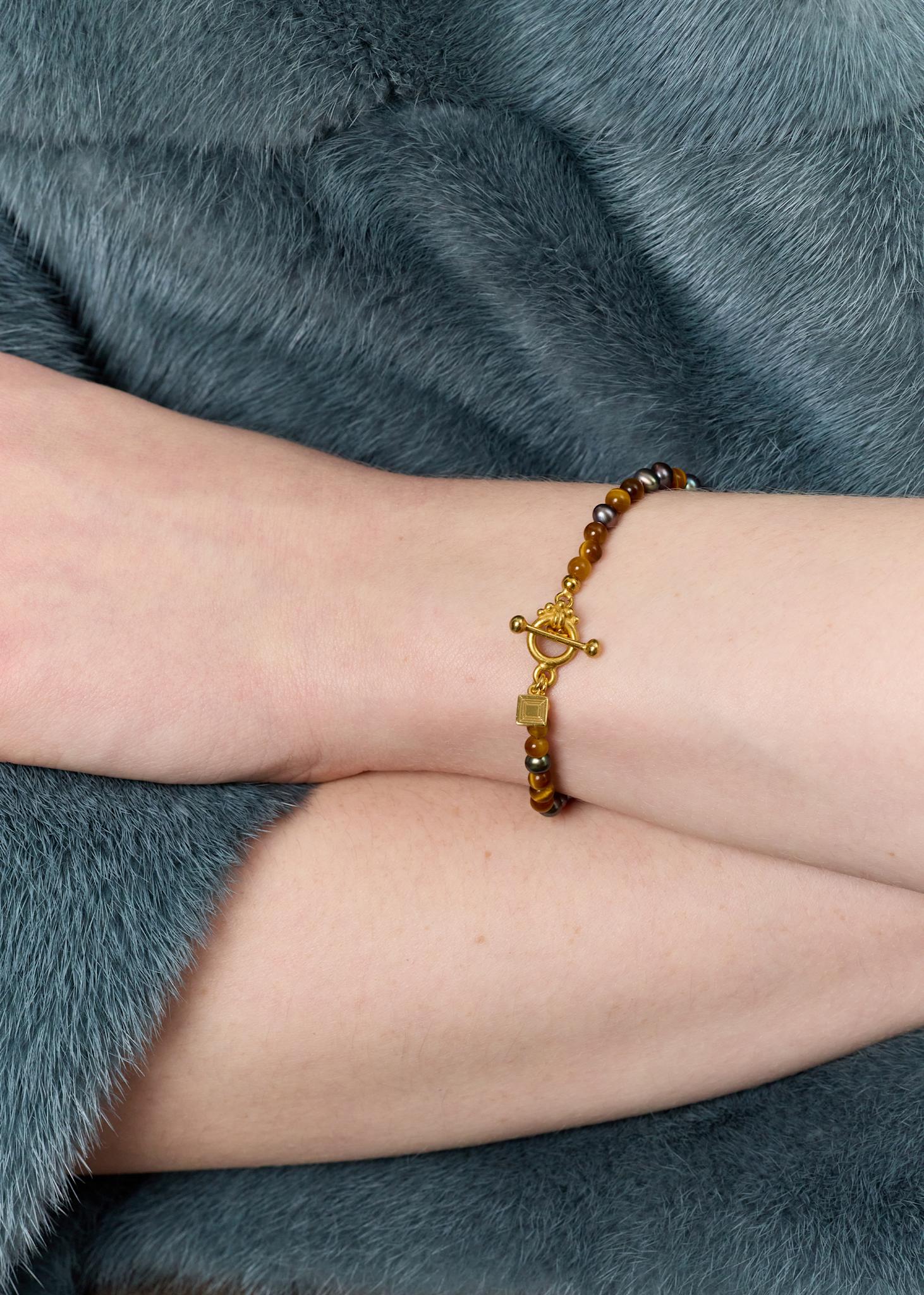 Uma Armband mit Pfauenperlen und Tigerauge - vergoldet
