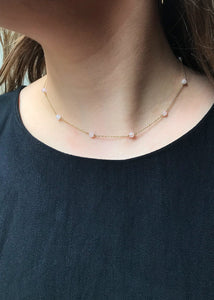 Kvinde med halskæde i guldbelagt sølv med lyserøde rosa kvarts ædelsten på udsalg hos carré jewellery 