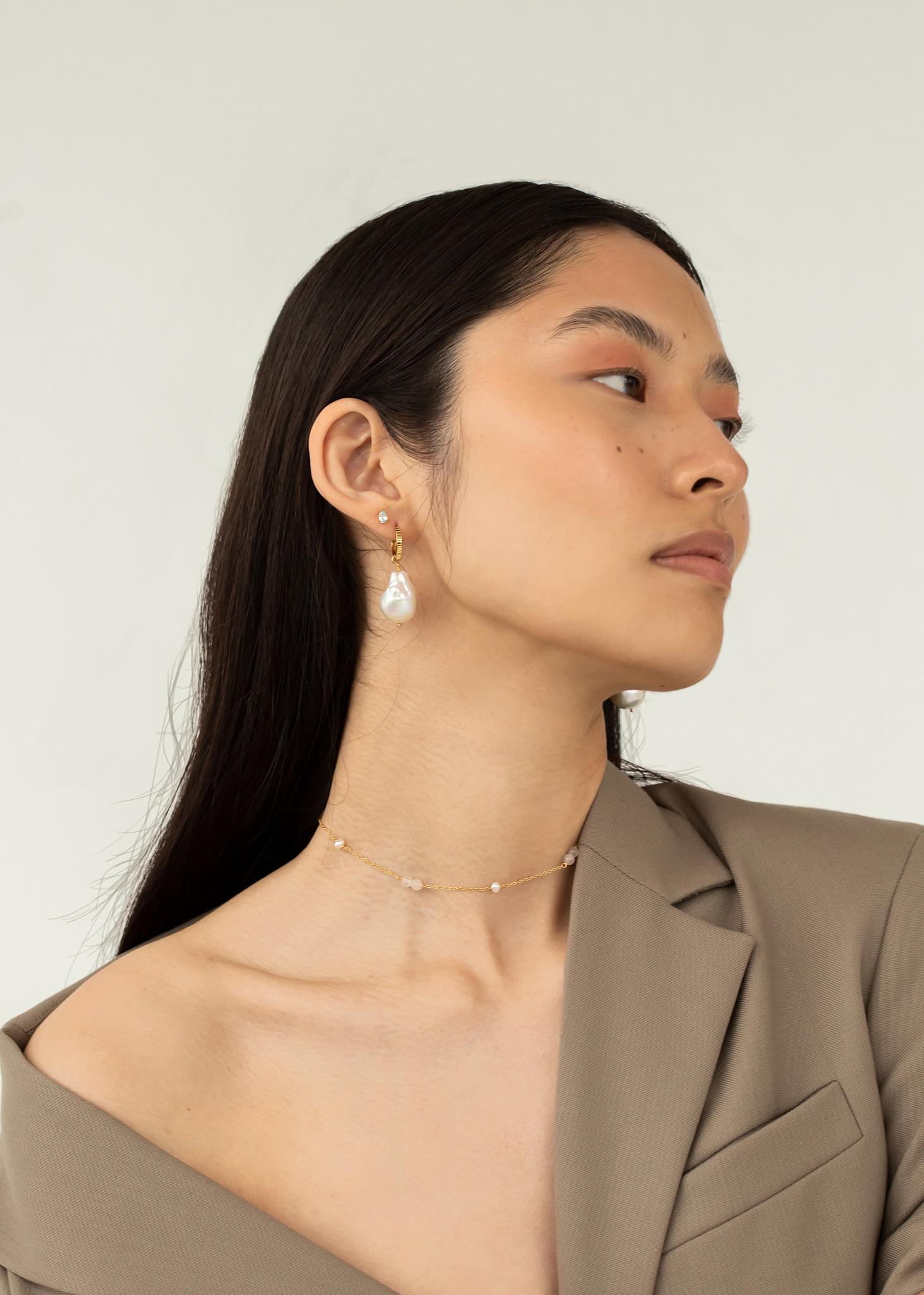 Elegant perlehalskæde i guldbelagt sterling sølv med ferskvandsperler og rosa kvarts i choker stil
