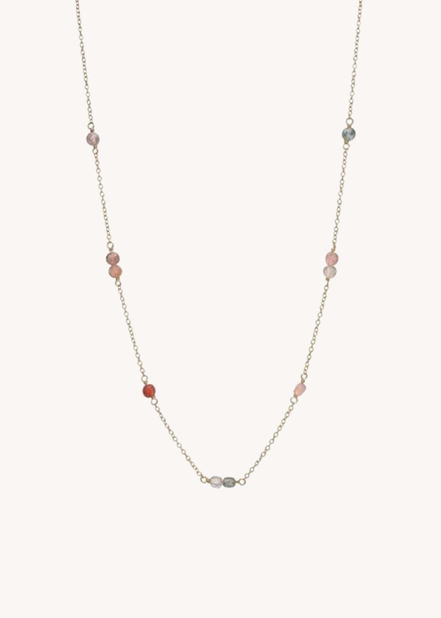 Sød kæde i guldbelagt sterling sølv med lyserøde spinel ædelsten i kort udgave på udsalg hos carré jewellery 