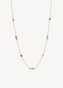 Sød kæde i guldbelagt sterling sølv med lyserøde spinel ædelsten i kort udgave på udsalg hos carré jewellery 