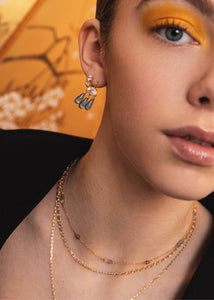 Ung kvinde med pink spinel ankerkæde i guld fra carré jewellery 