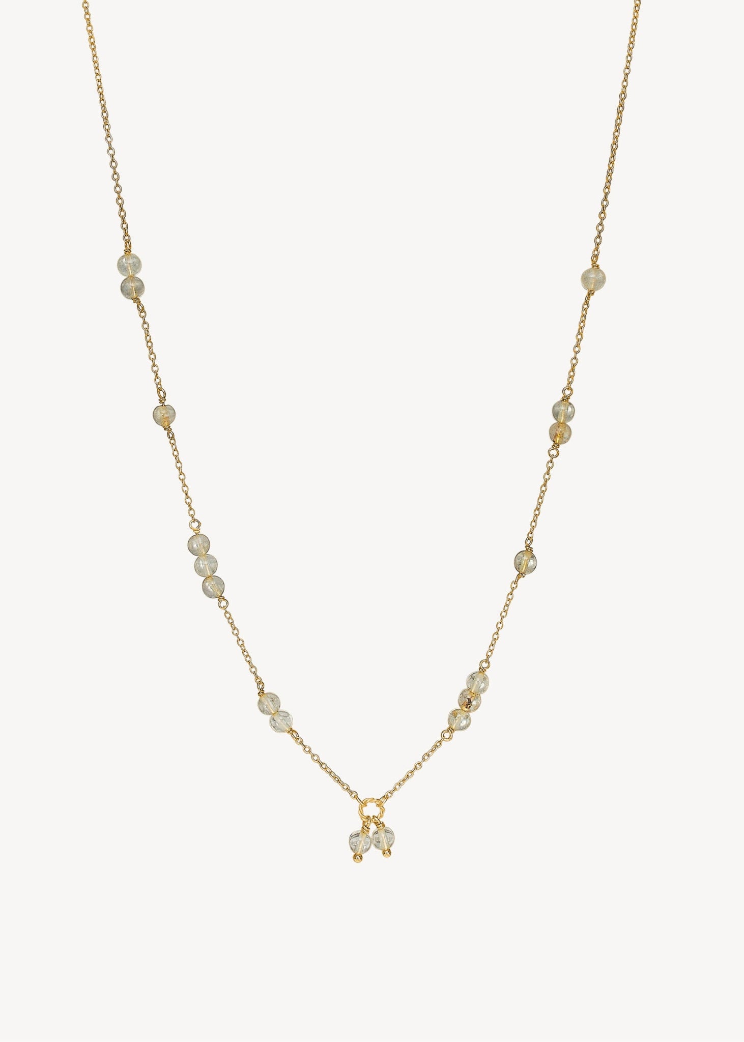 Elegant halskæde i guldbelagt sterling sølv med gylden rutil kvarts ædelsten i 43 cm, perfekt gave til hende og smykke i boheme stil til kvinder på tilbud hos Carré Jewellery