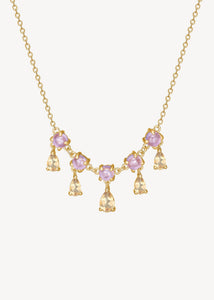 Elegant halskæde i guldbelagt sterling sølv i bridgerton stil med ametyst ædelsten og champagne kvarts dråber på udsalg hos carré jewellery nu, perfekt gave til hende og perfekt til fest