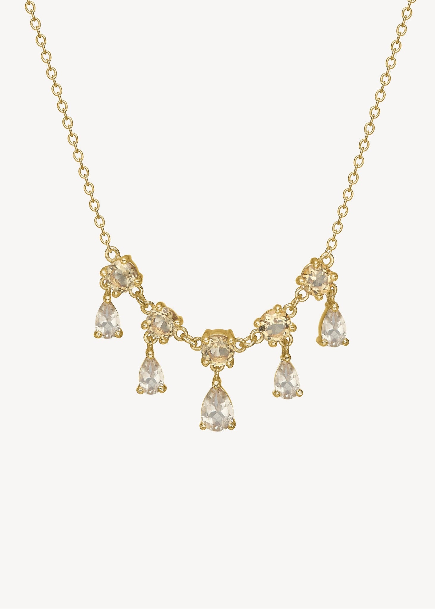 Elegant statement halskæde i guldbelagt sterling sølv med en tynd ankerkæde og sat med champagne kvarts ædelsten i en klassisk og romantisk stil. På tilbud lige nu hos Carré Jewellery 