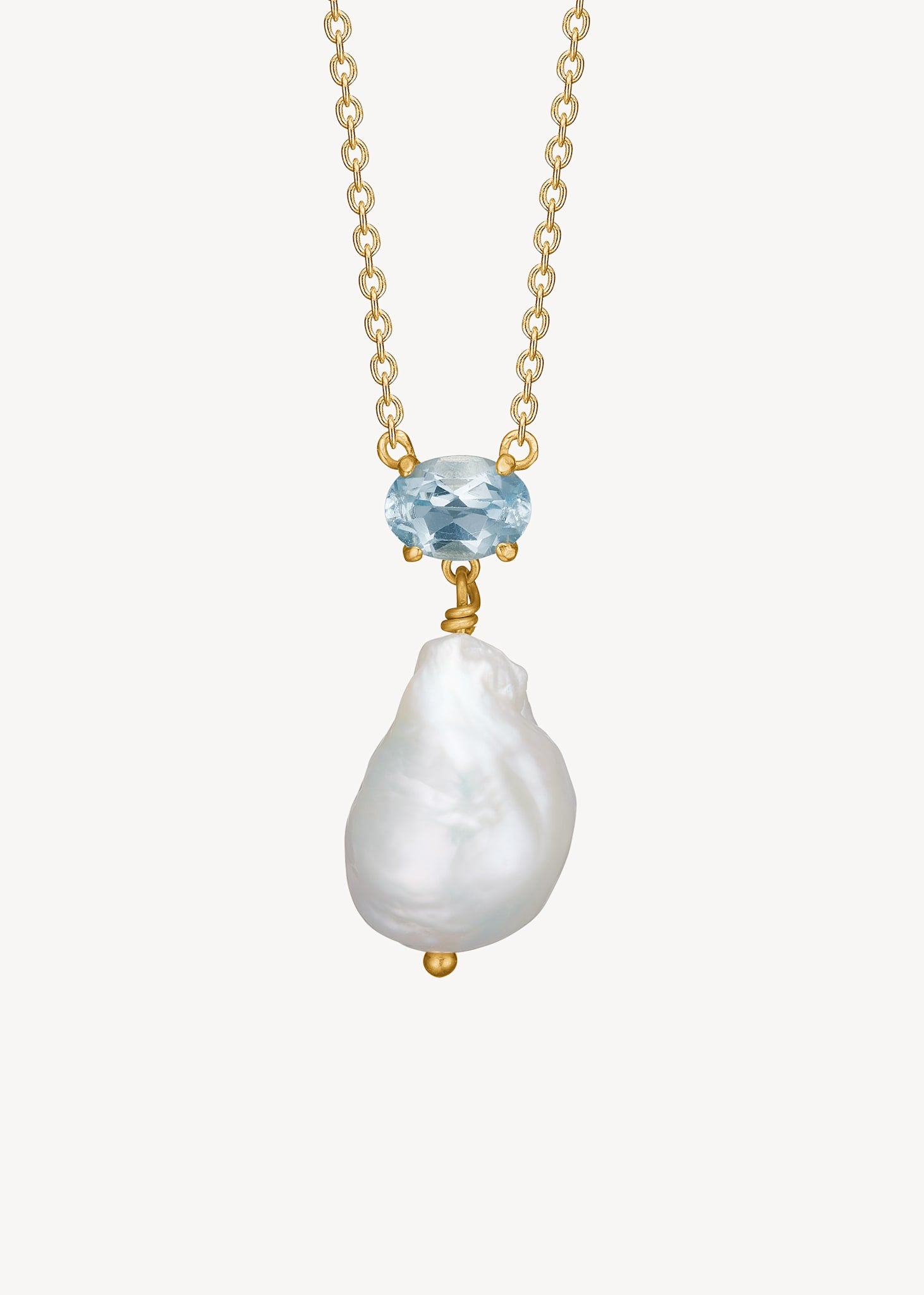 kort halskæde i guld med blå topas ædelsten og en stor barok ferskvandsperle i hvid, perfekt guld halskæde med perler til konfirmationen og noget blåt til bryllupssmykker