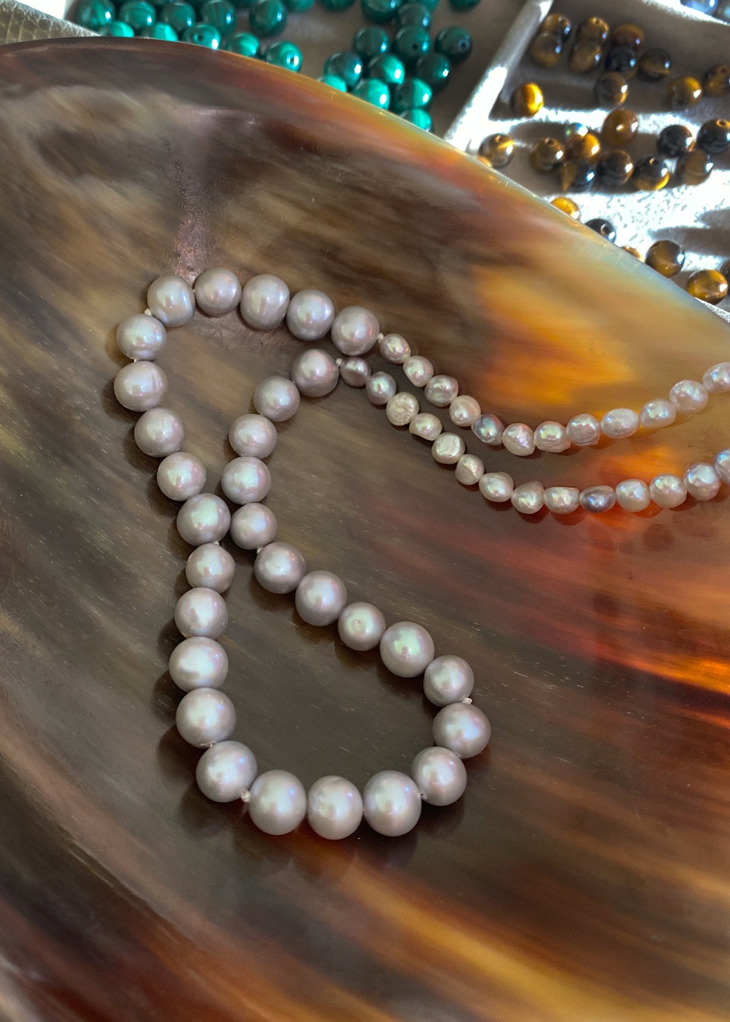 Lotus Halskette mit grauen Perlen - vergoldet