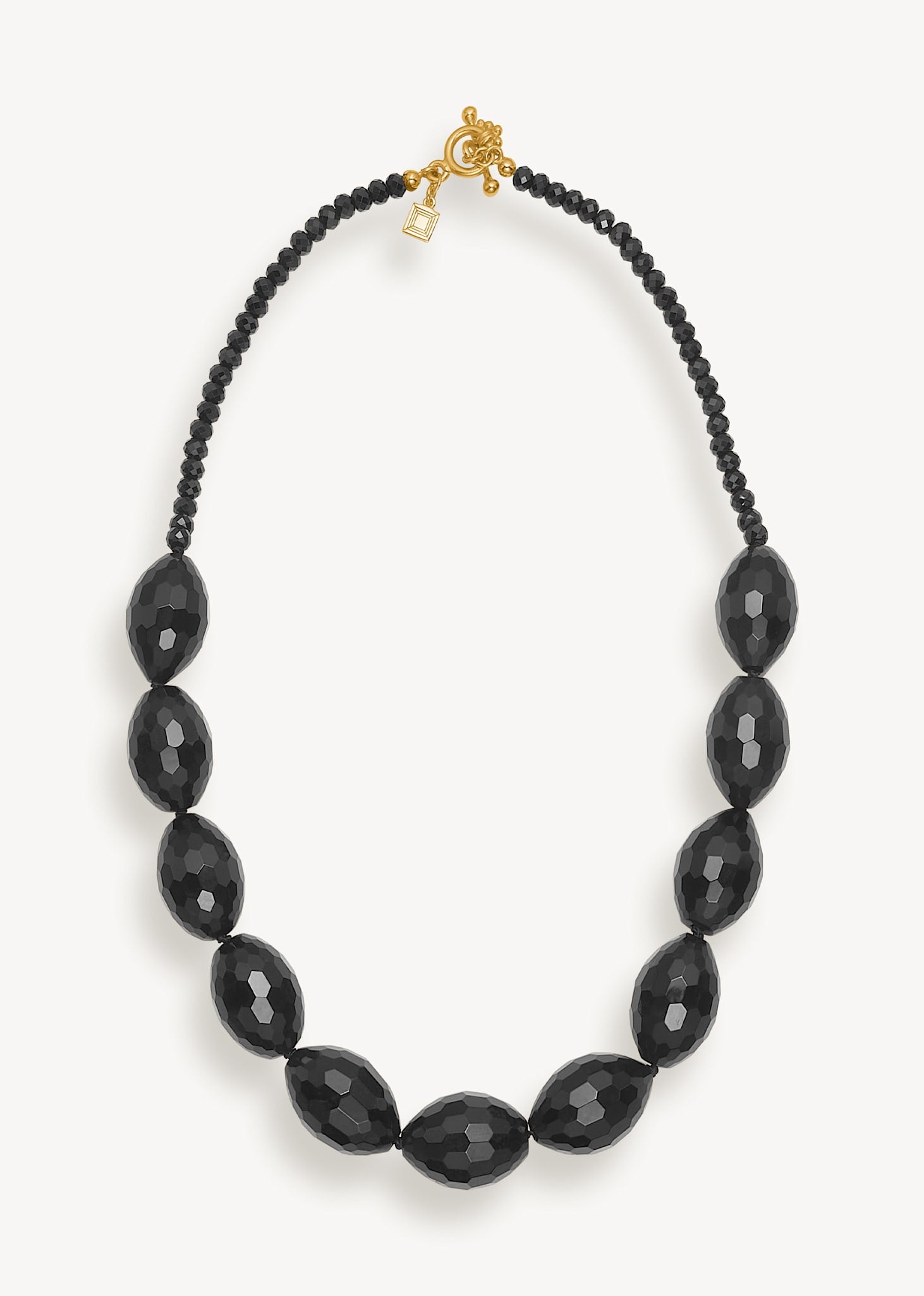 Smuk statement halskæde i guldbelagt sølv med bidsellås og sorte ædelsten i forskellige størrelser fra carré jewellery