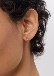 Huggie hoop i guldbelagt sølv til mænd og kvinder med snoet twist design fra carré jewellery 