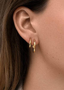 Kvinde med 1,5cm og 2 cm twist hoops med kliklås i creol design fra carré jewellery i guldbelagt sølv