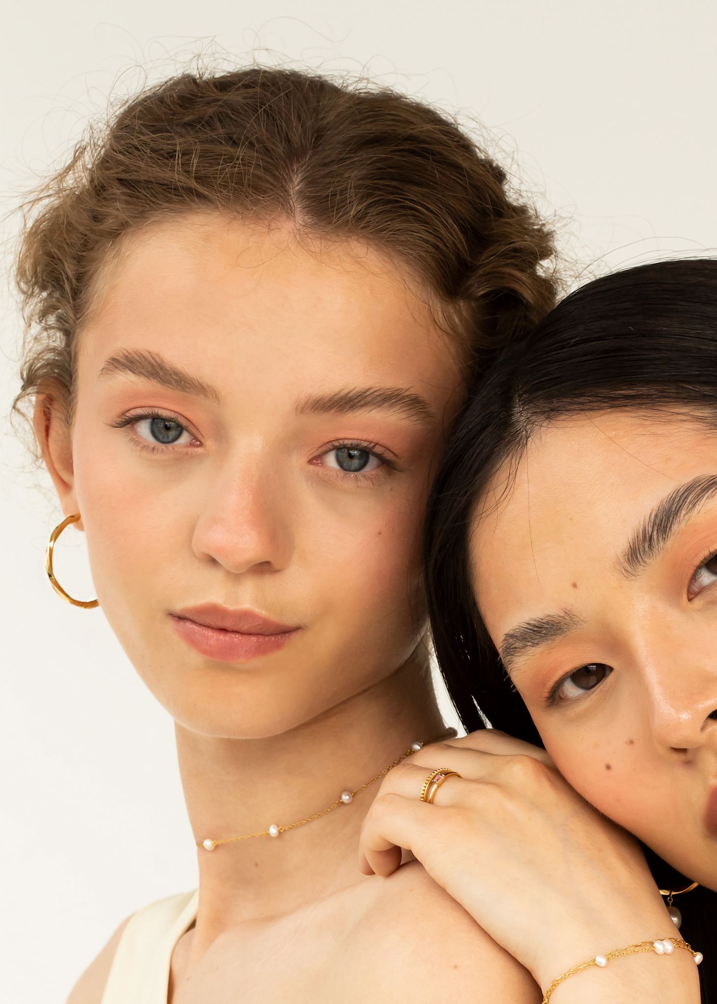 To unge kvinder med store hoops fra carré jewellery i snoet design lavet i guldbelagt sterling sølv 
