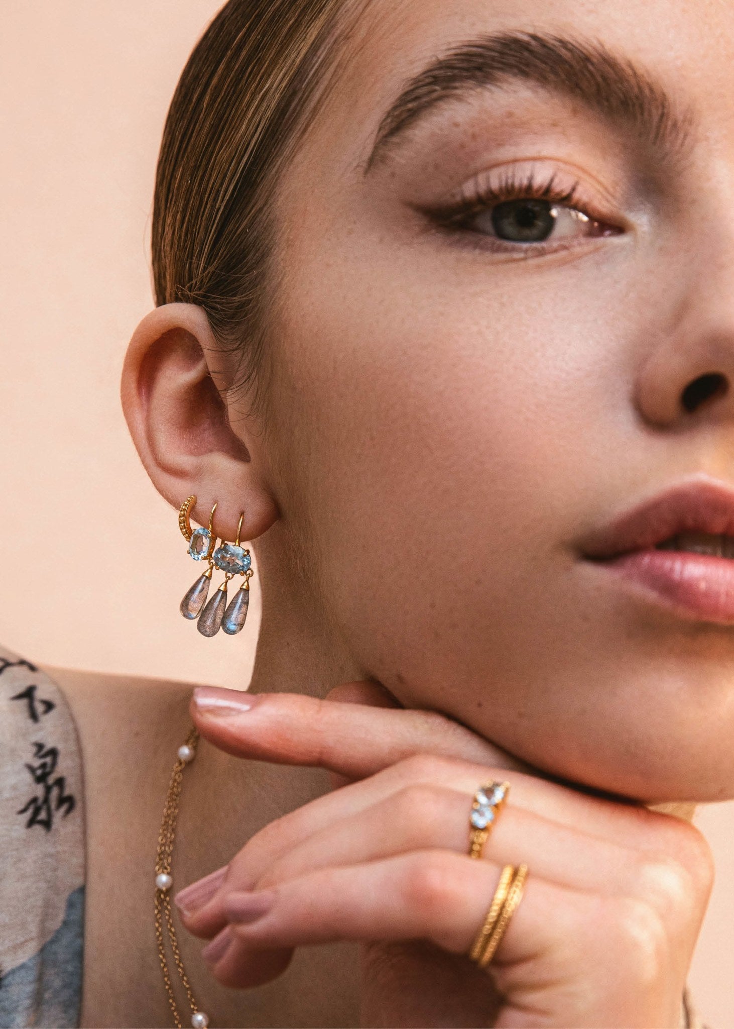 Kvinde med hoop i 1,5 cm størrelse fra carré jewellery til hoops og charms i guldbelagt sterling sølv 
