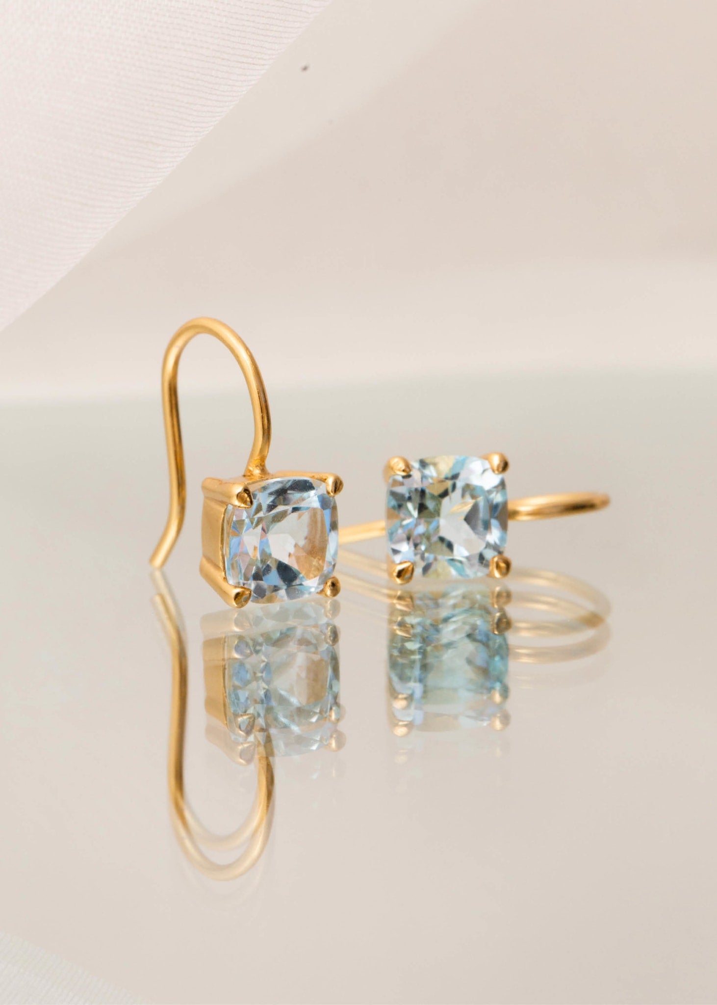 Delphine Ohrringe mit Blauem Topas - vergoldet