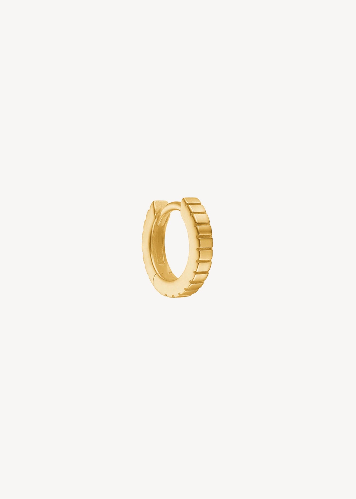 Lille huggie hoop i guldbelagt sterling sølv med nålestriber fra carré jewellery til mænd og kvinder i 1 cm størrelse på udsalg lige nu