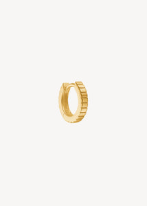 Lille huggie hoop i guldbelagt sterling sølv med nålestriber fra carré jewellery til mænd og kvinder i 1 cm størrelse på udsalg lige nu