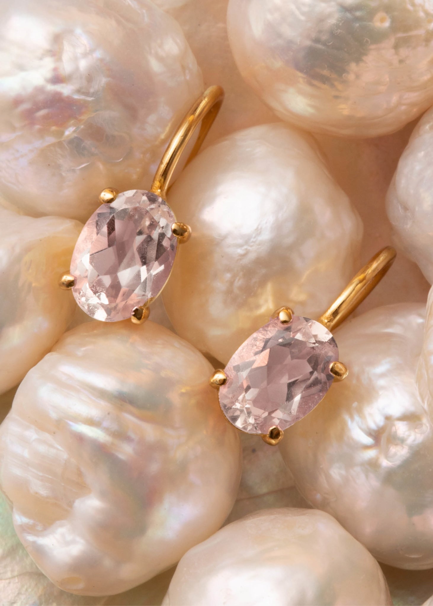 Smukke øreringe i guld med ægte rosa kvarts ædelsten fra carré jewellery på tilbud 