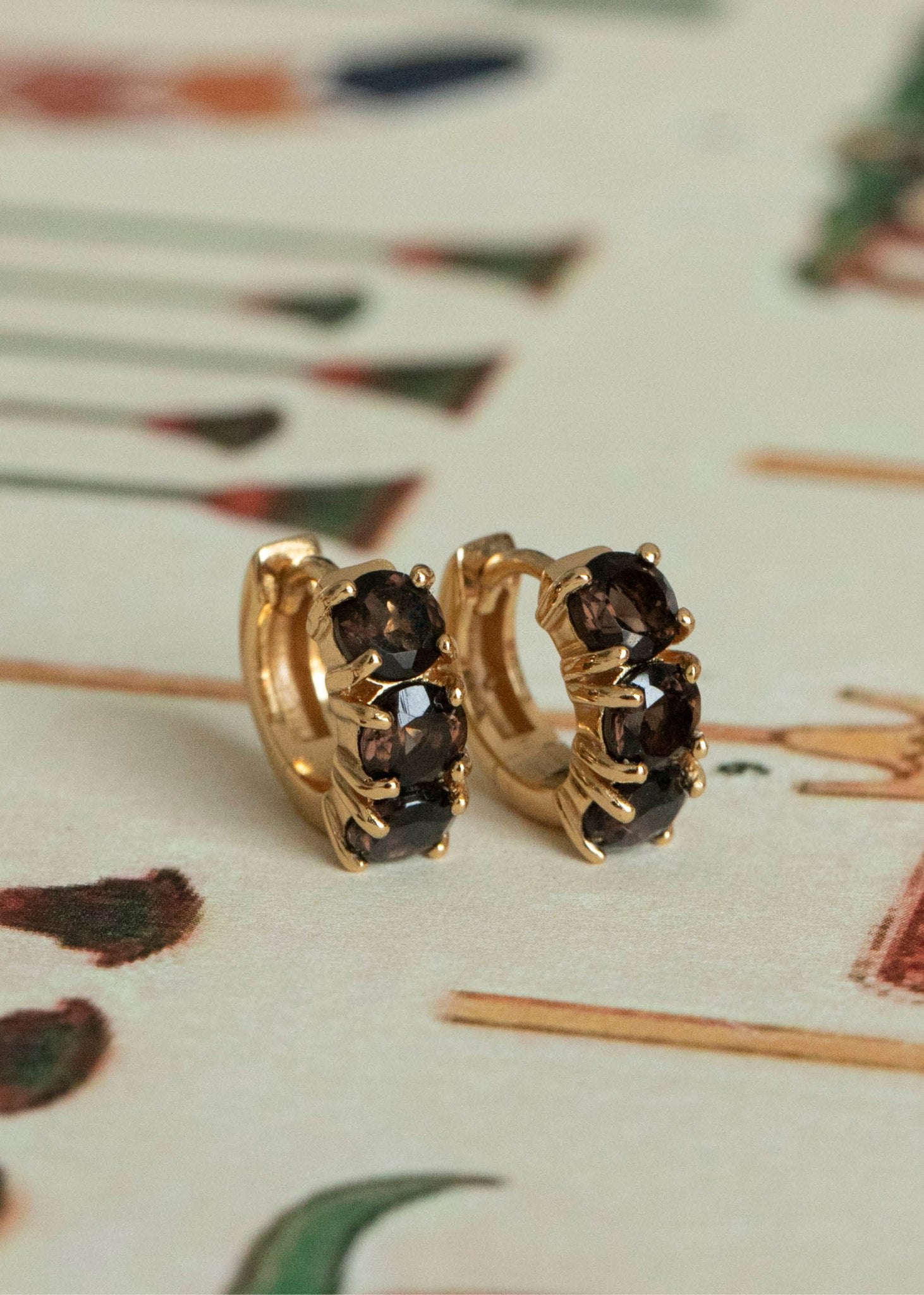 Guld hoops med brune sten fra carré jewellery med facetslebne røg kvarts ædelsten