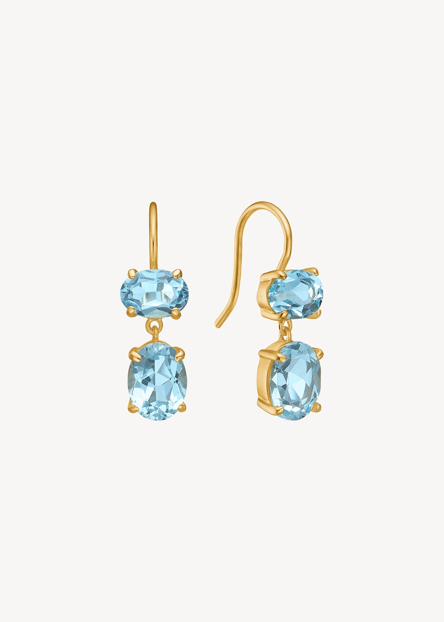 Elegante øreringe i guldbelagt sølv med to blå topas ædelsten, der er novembers fødselssten fra carré jewellery 