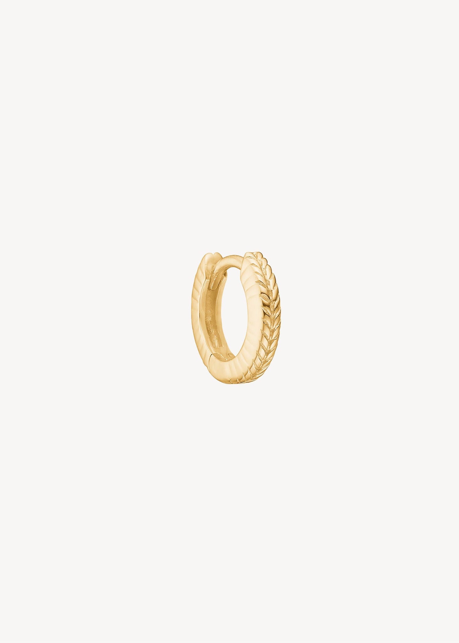 Sød lille huggie hoop i guld fra carré jewellery med sildebensmønster og kliklås til ham og hende