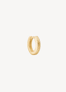 Sød lille huggie hoop i guld fra carré jewellery med sildebensmønster og kliklås til ham og hende
