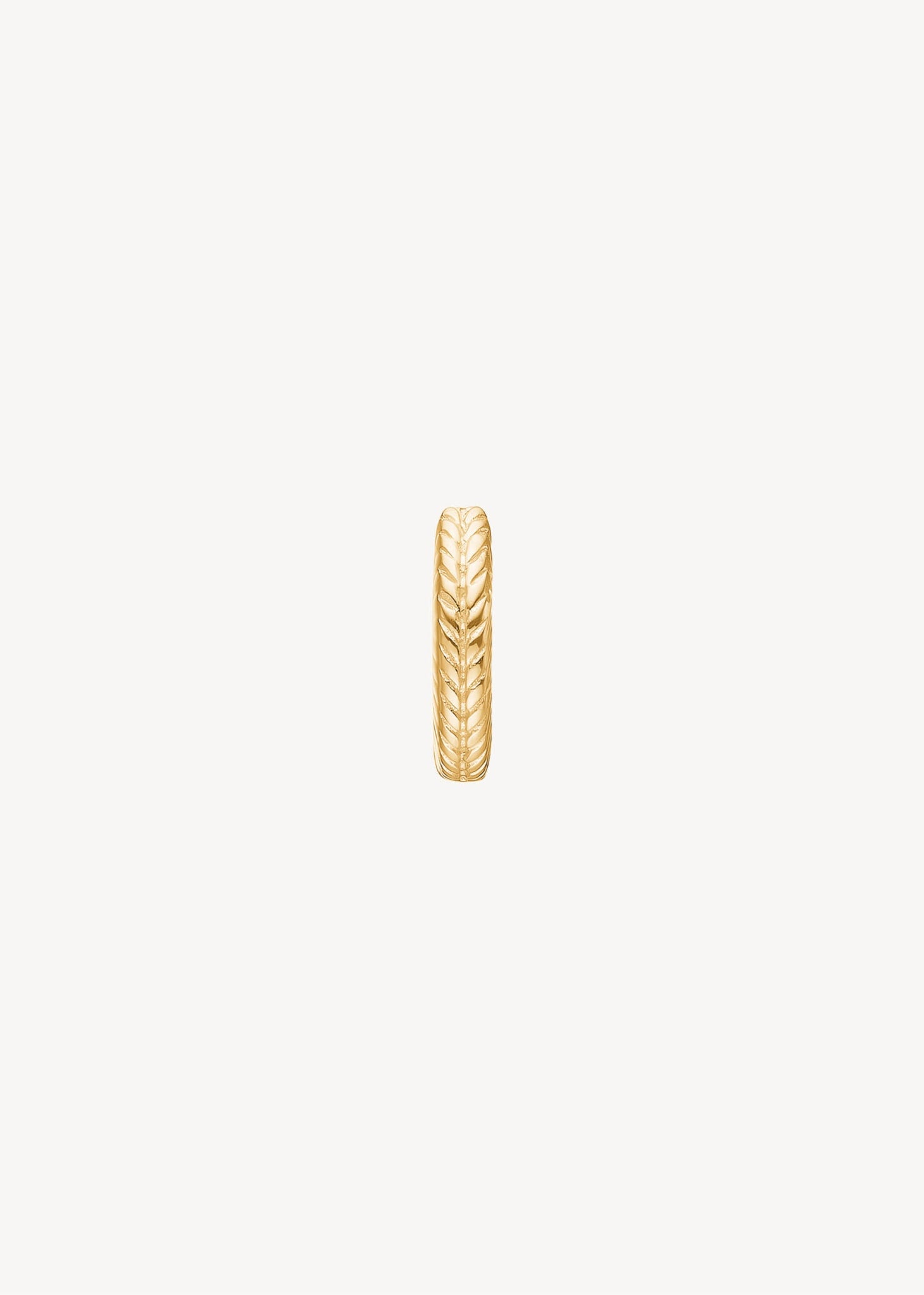 Huggie hoop i guld med unikt sildebensmønster og kliklås - perfekt til charms