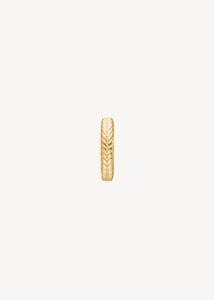 Huggie hoop i guld med unikt sildebensmønster og kliklås - perfekt til charms